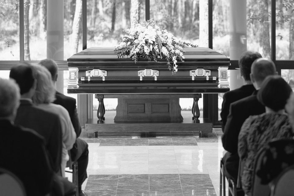 Funeral-casket-GettyImages-EC7431-001-5a3ee31322fa3a00364d1253_meitu_2.jpg